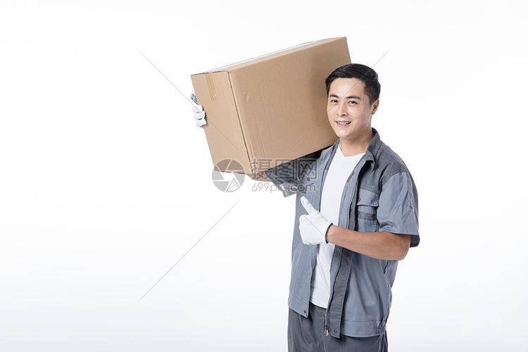 仓储物流工人搬运货物